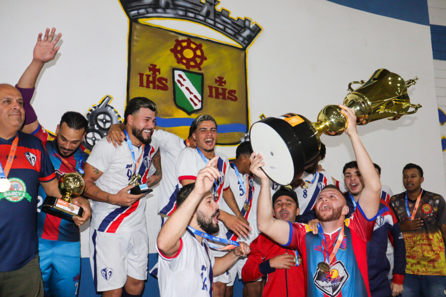 r9-conquista-o-titulo-com-goleada