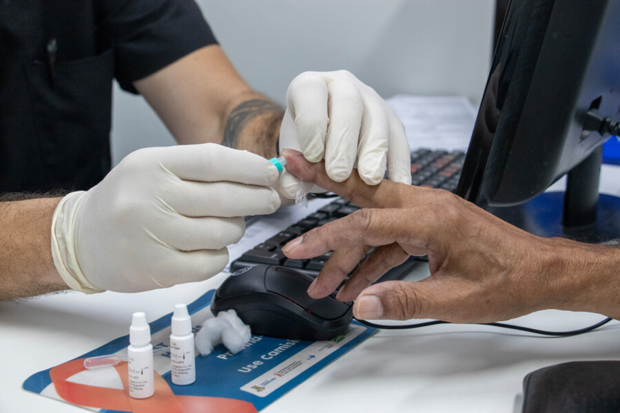 prefeitura-de-carapicuiba-realiza-acao-a-prevencao-e-combate-a-infeccoes-sexualmente-transmissiveis-no-terminal-do-centro