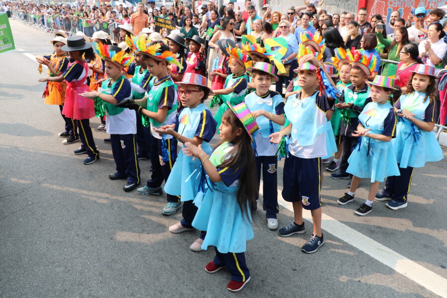 prefeitura-realiza-o-desfile-civico-militar-no-dia-7-de-setembro-com-o-tema-carapicuiba-60-anos
