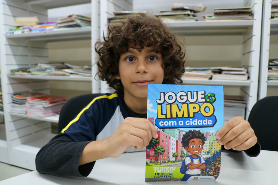 jogue-limpo-com-a-cidade-alunos-das-escolas-municipais-se-divertem-com-gibi-sobre-descarte-irregular