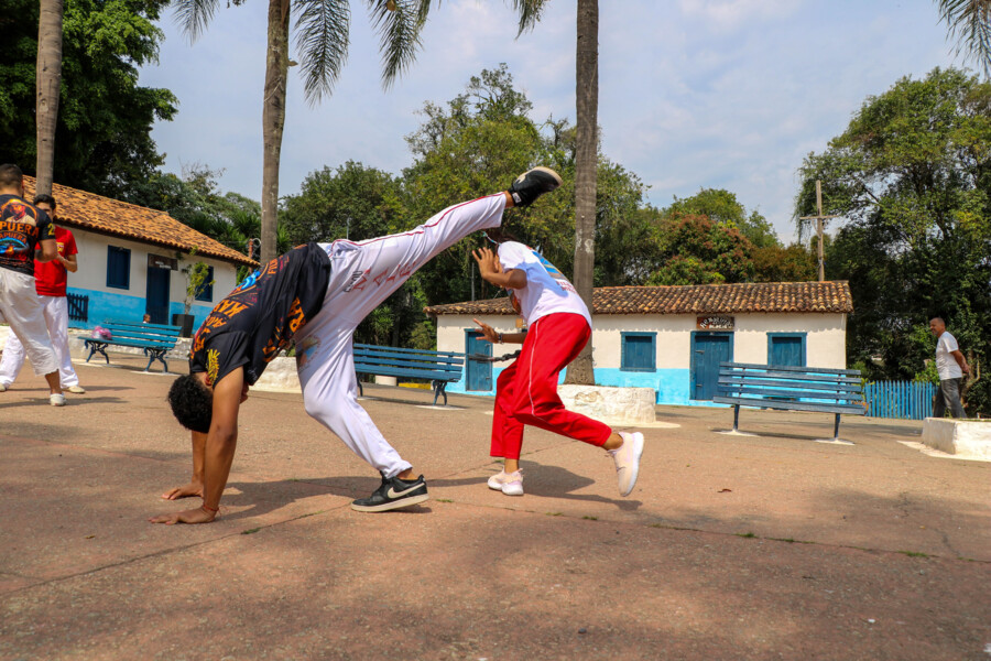 aulao-de-capoeira-movimenta-a-aldeia-de-carapicuiba